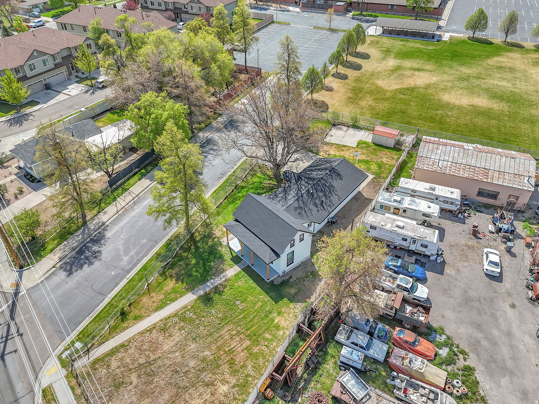 Main image without alt text