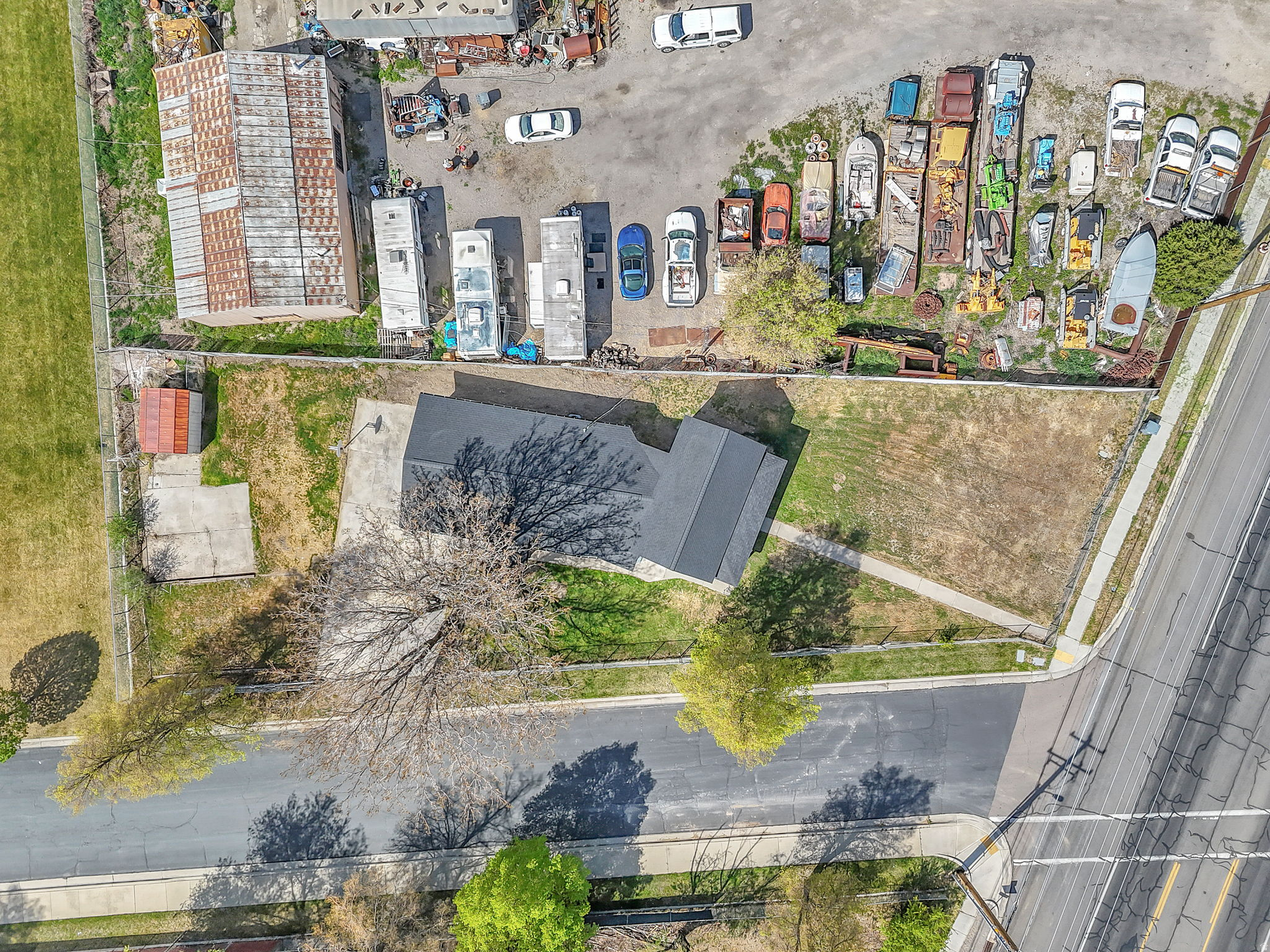 Main image without alt text