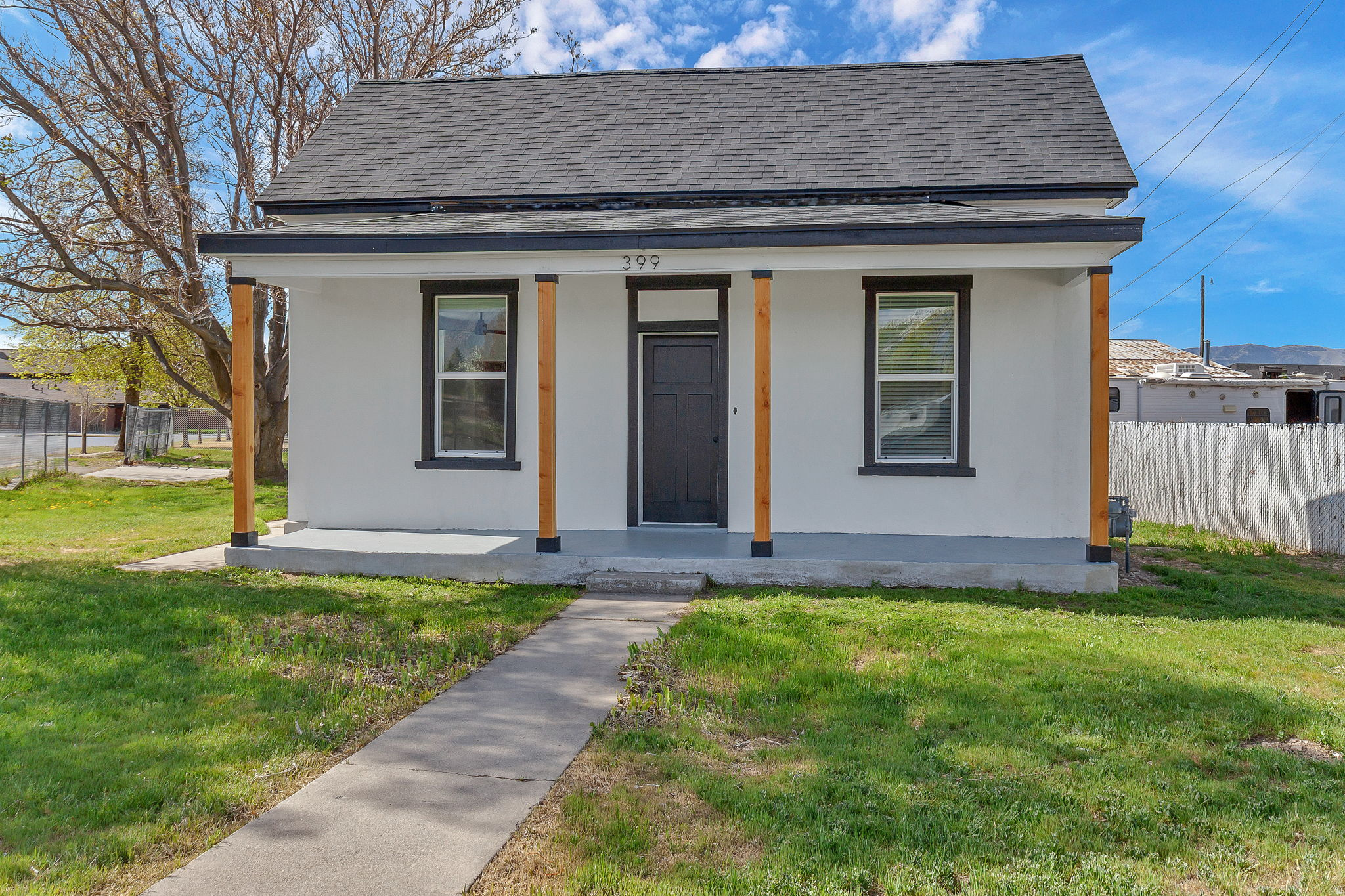 Main image without alt text