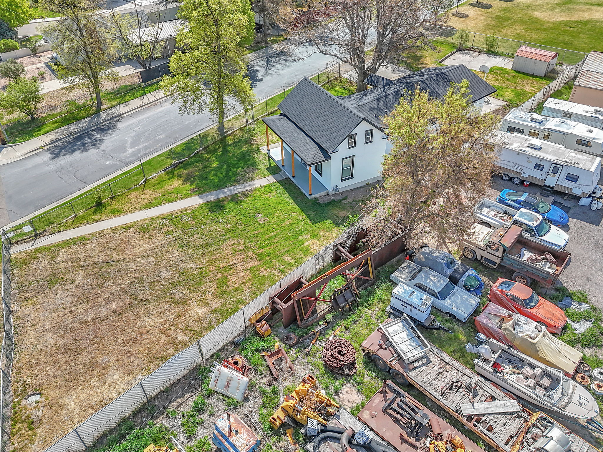 Main image without alt text