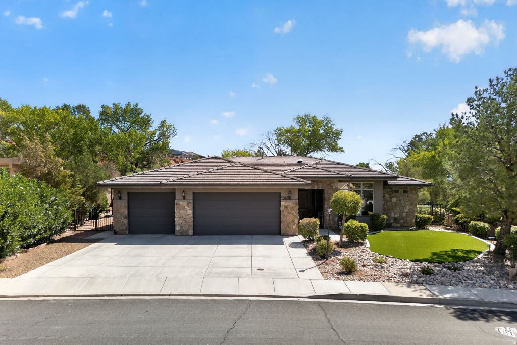 Photo of 1046 N 1700 E, Saint George, UT 84770 (MLS # 2179455)