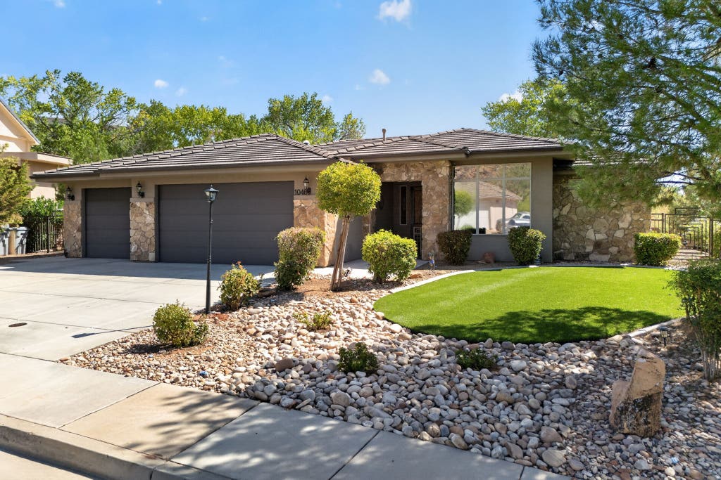 Photo of 1046 N 1700 E, Saint George, UT 84770 (MLS # 2179455)
