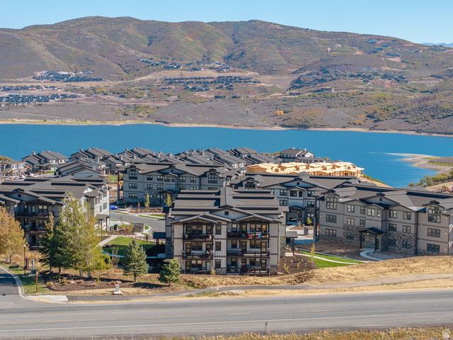 MAYFLOWER LAKESIDE - Residential