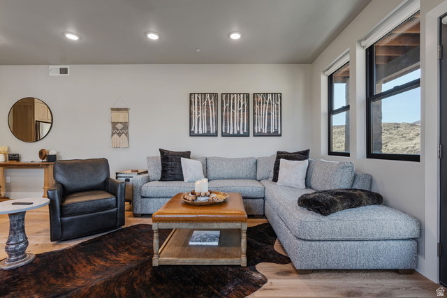 MAYFLOWER LAKESIDE - Residential