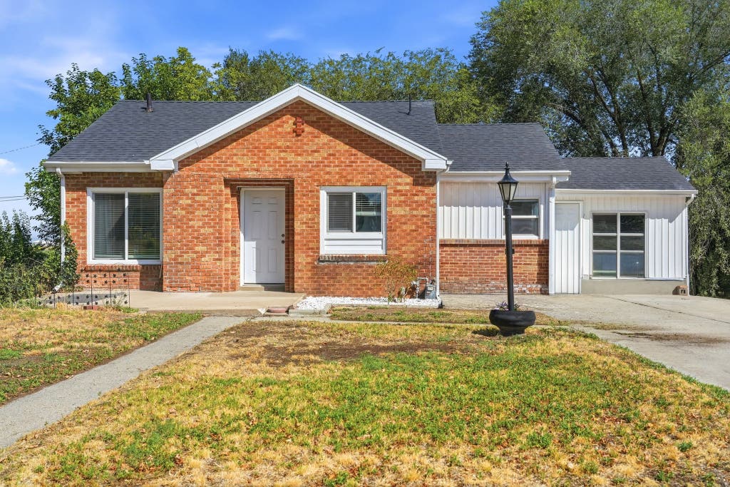 Photo of 480 HIGHLAND DR, Riverdale, UT 84405 (MLS # 2180253)