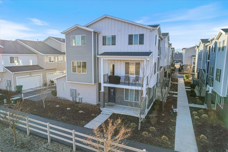 Like-new, meticulously maintained townhome featuring 3 bedrooms and 4 bathrooms with beautiful mountain views. Conveniently located within walking distance to schools and playgrounds, with easy access to all major commute routes. Enjoy the convenience of brand-new shops, dining, entertainment, and grocery options nearby. Move-in ready and waiting for you! Buyer is advised to obtain an independent measurement. Preferred Lender providing 1% of loan amount toward one year rate buy down or closing costs. Call agent for details.