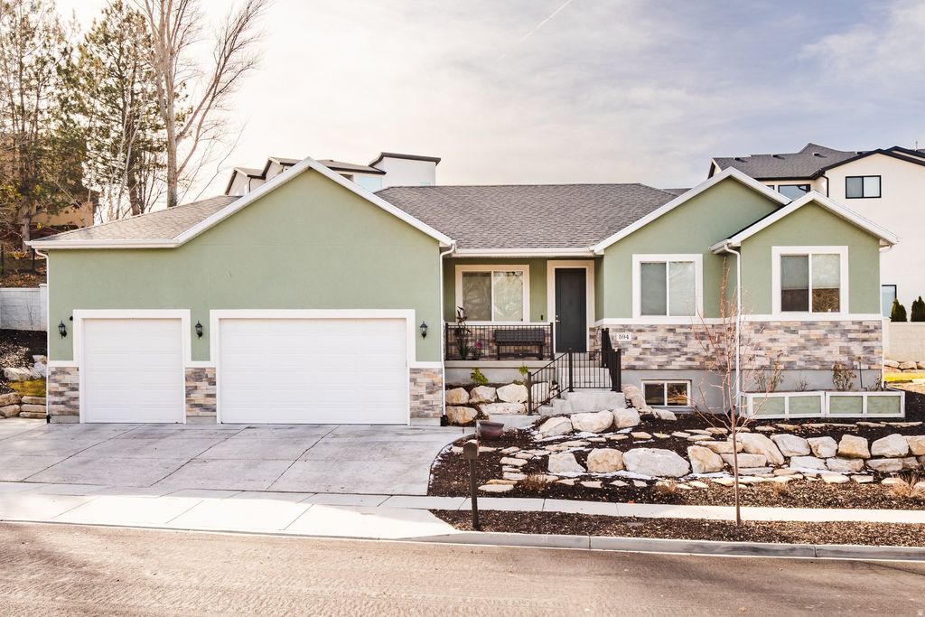 Photo of 594 E SPRUCE GLEN RD, Murray, UT 84107 (MLS # 2136028)