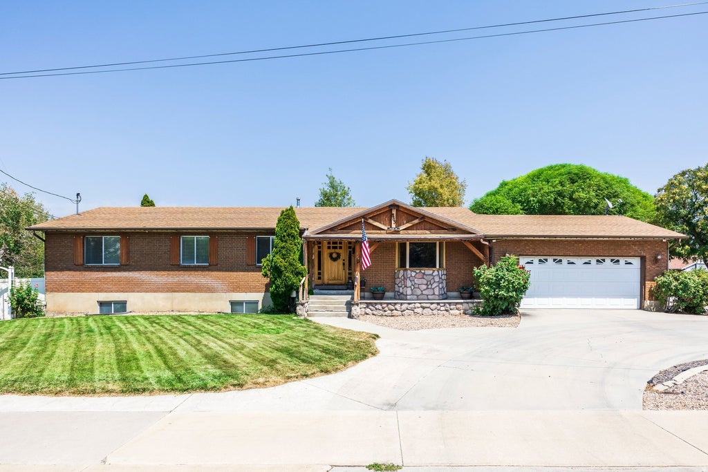 Photo of 865 E CANYON RD S, Spanish Fork, UT 84660 (MLS # 2177449)
