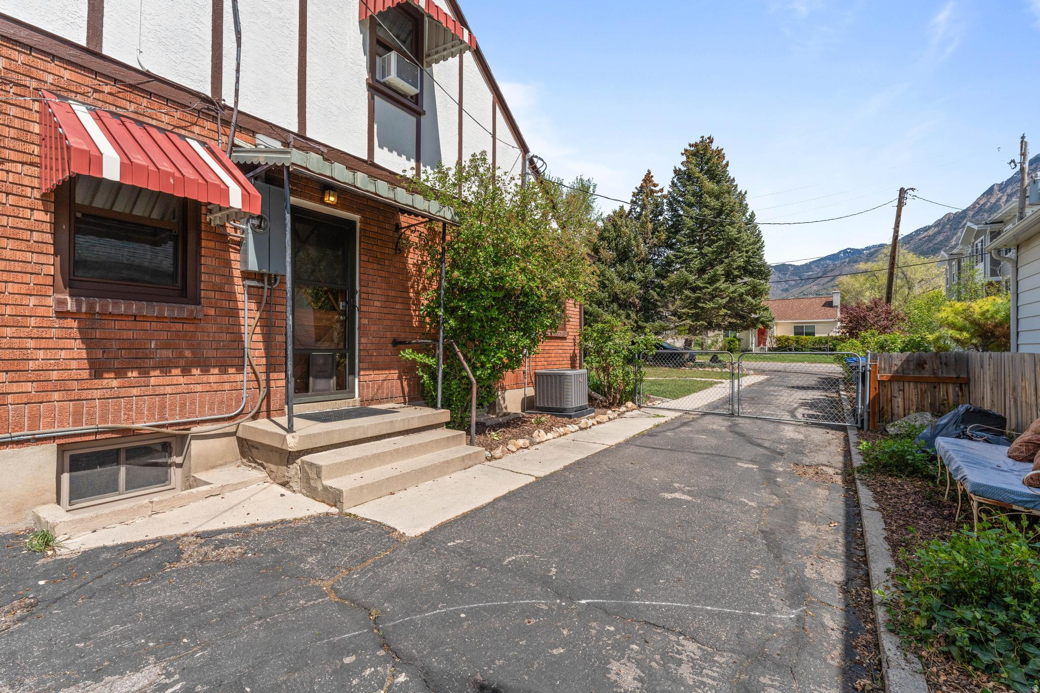 NATHAN CIRCLE - Residential