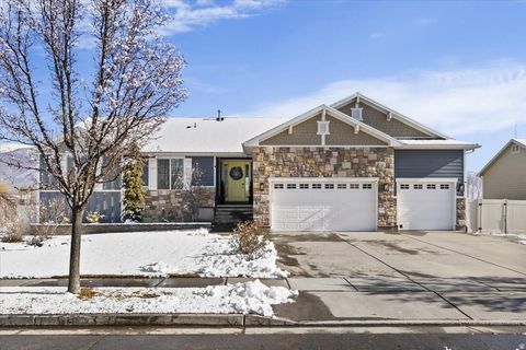 Photo of 771 W MARE CIR, Kaysville, UT 84037 (MLS # 2134001)