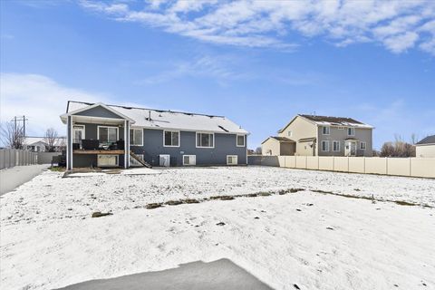 Tiny photo for 771 W MARE CIR, Kaysville, UT 84037 (MLS # 2134001)