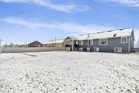 Tiny photo for 771 W MARE CIR, Kaysville, UT 84037 (MLS # 2134001)