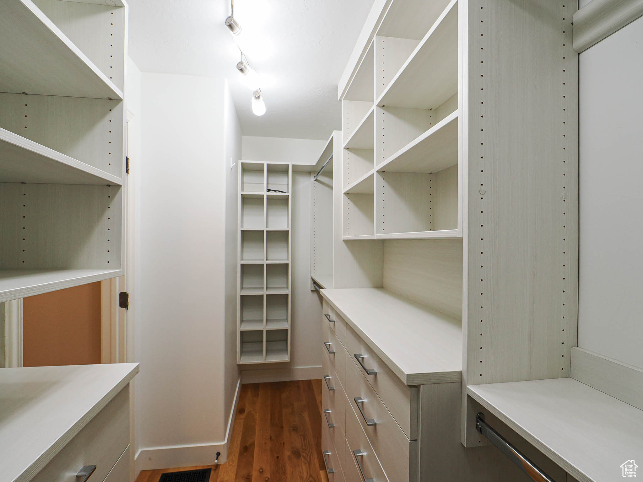 LUCAS DELL - Residential