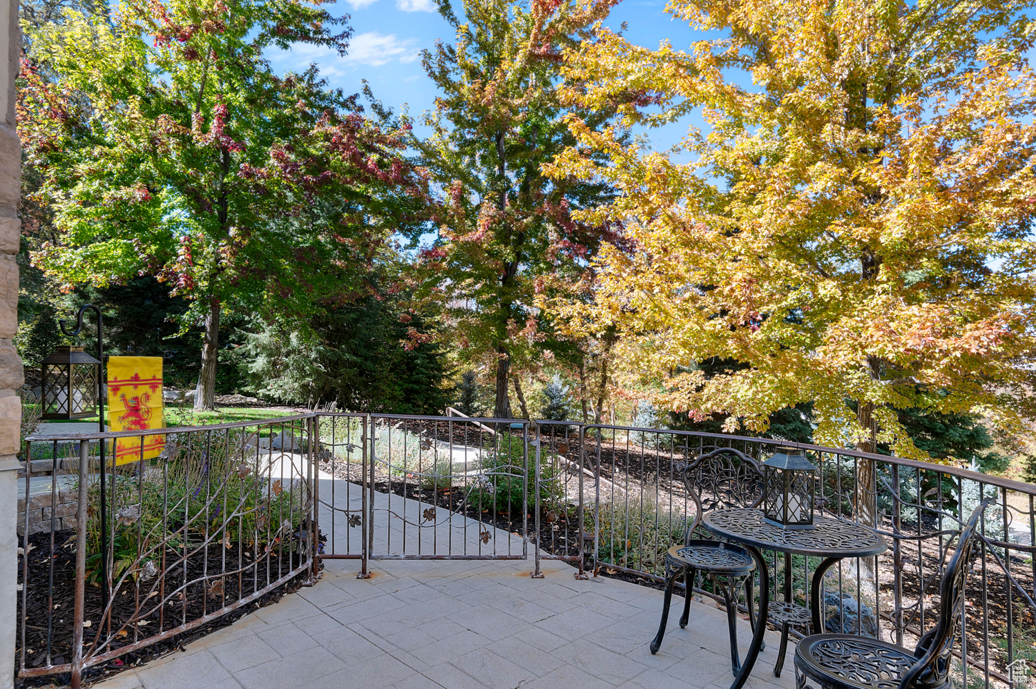 WOODLAND HILLS - Residential