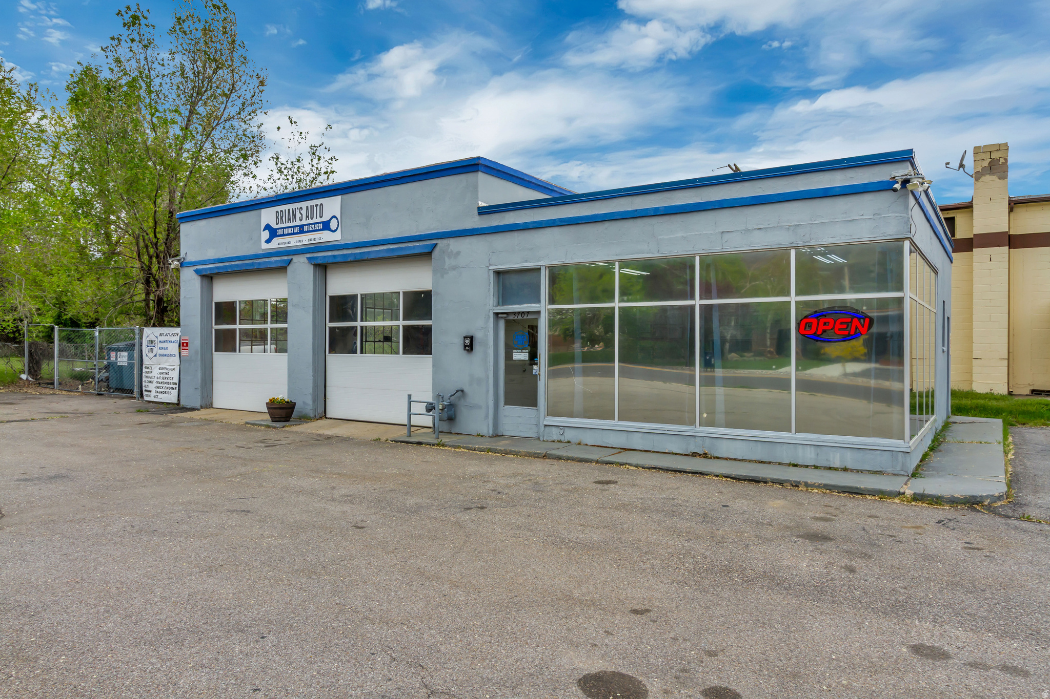 Main image without alt text