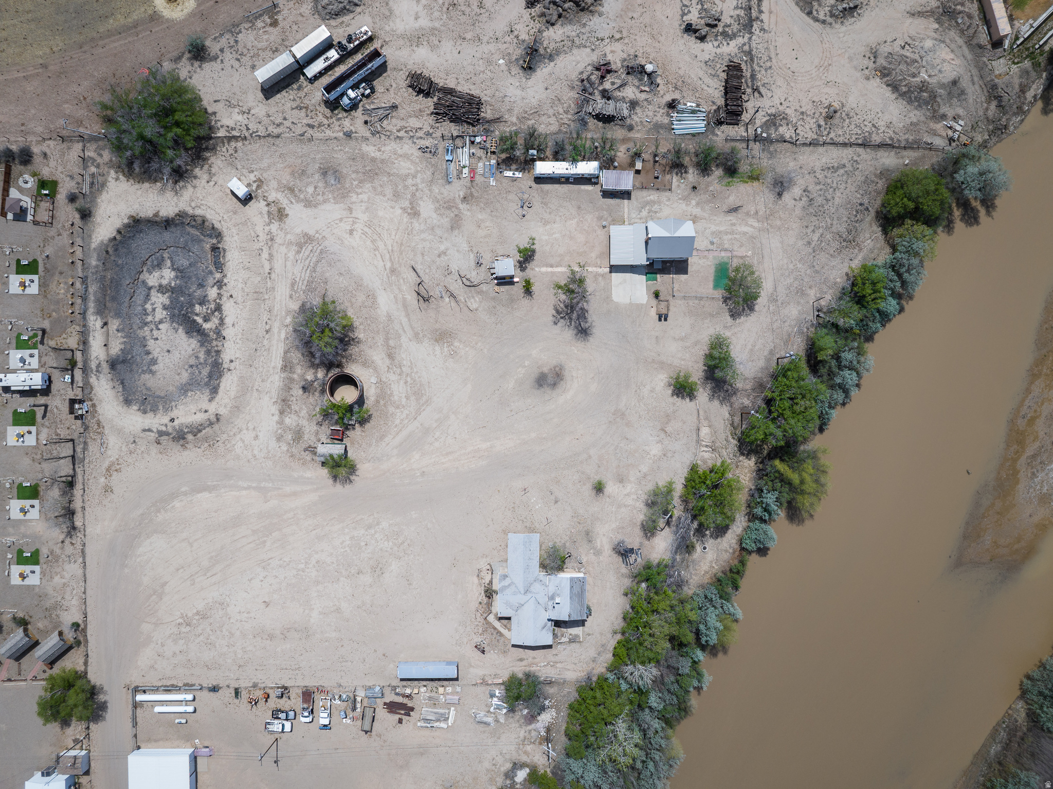 Main image without alt text