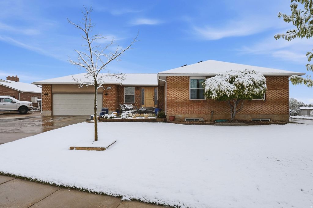 Photo of 512 S 850 E, Centerville, UT 84014 (MLS # 2151618)