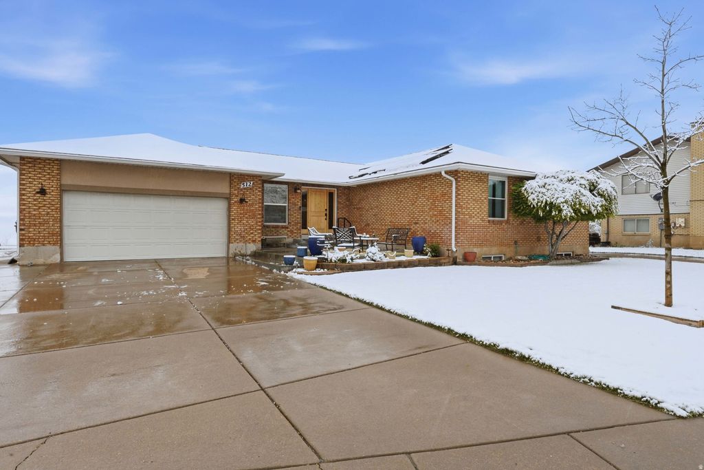 Photo of 512 S 850 E, Centerville, UT 84014 (MLS # 2151618)