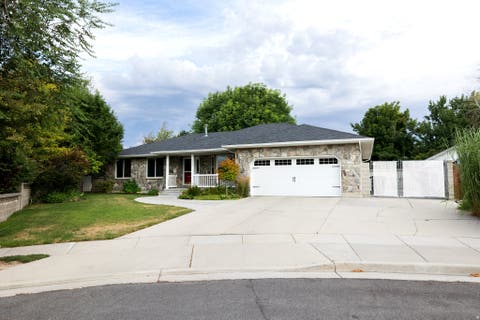 Tiny photo for 5939 S NOBLE OAKS CIR, Murray, UT 84123 (MLS # 2174247)