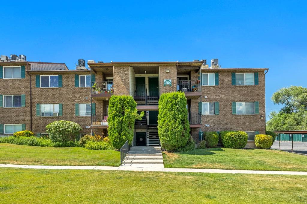 Photo of 4116 S OAK MEADOWS DR, Taylorsville, UT 84123 (MLS # 2182118)