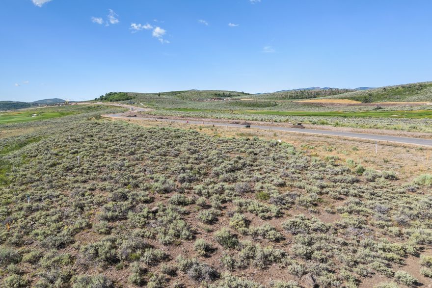 The Links Edge neighborhood in Promontory features beautiful homesites situated along the 11th, 13th and 14th Fairways at the scenic Nicklaus Painted Valley Golf Course. These homesites, located toward the southern end of the golf course, offer easy access to the Nicklaus Clubhouse which houses The Peak restaurant, fitness facilities, and the upcoming expansion of The Spa at Promontory.