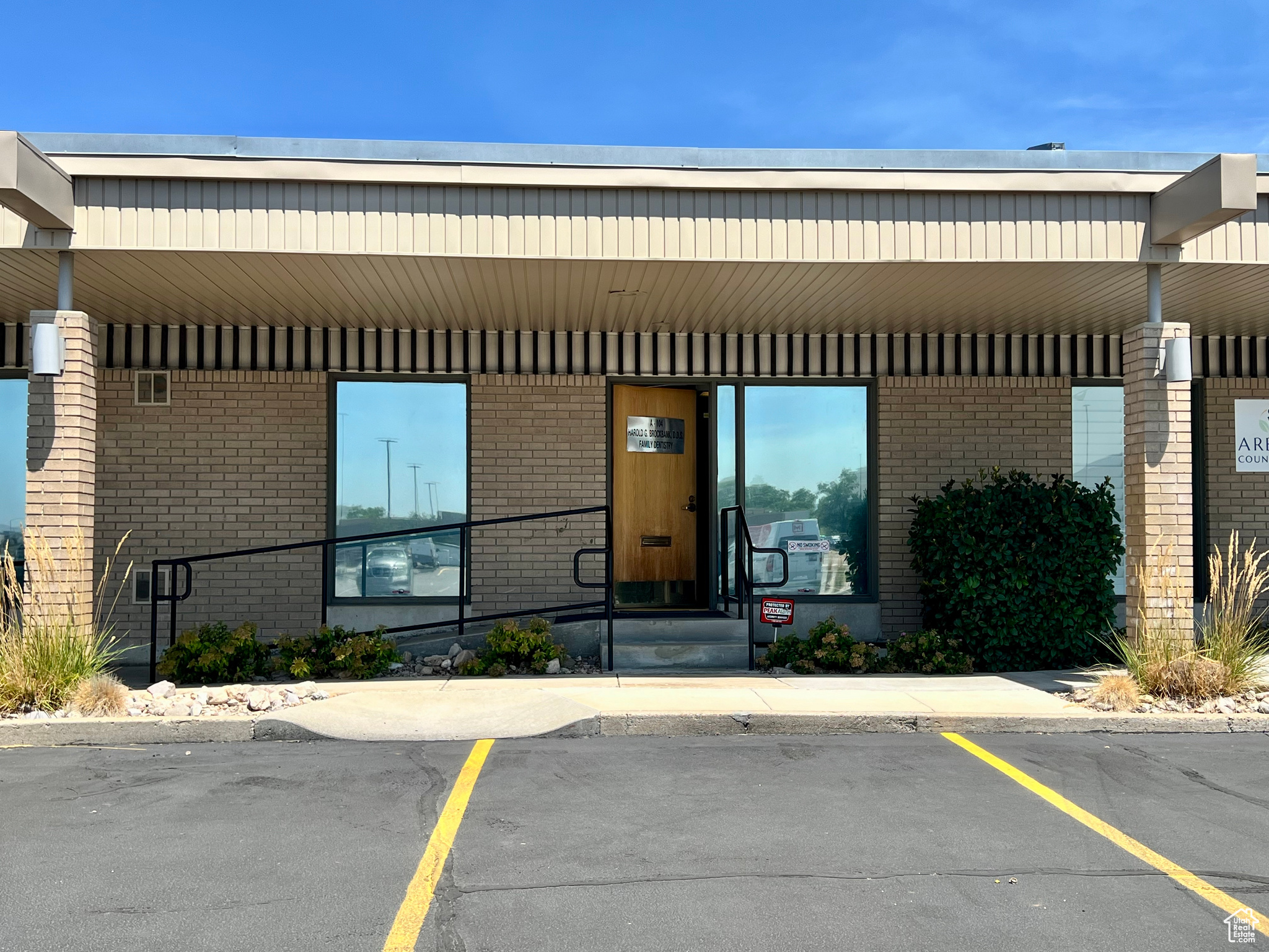 MURRAY COTTONWOOD MEDICAL CENTER - Commercial Sale