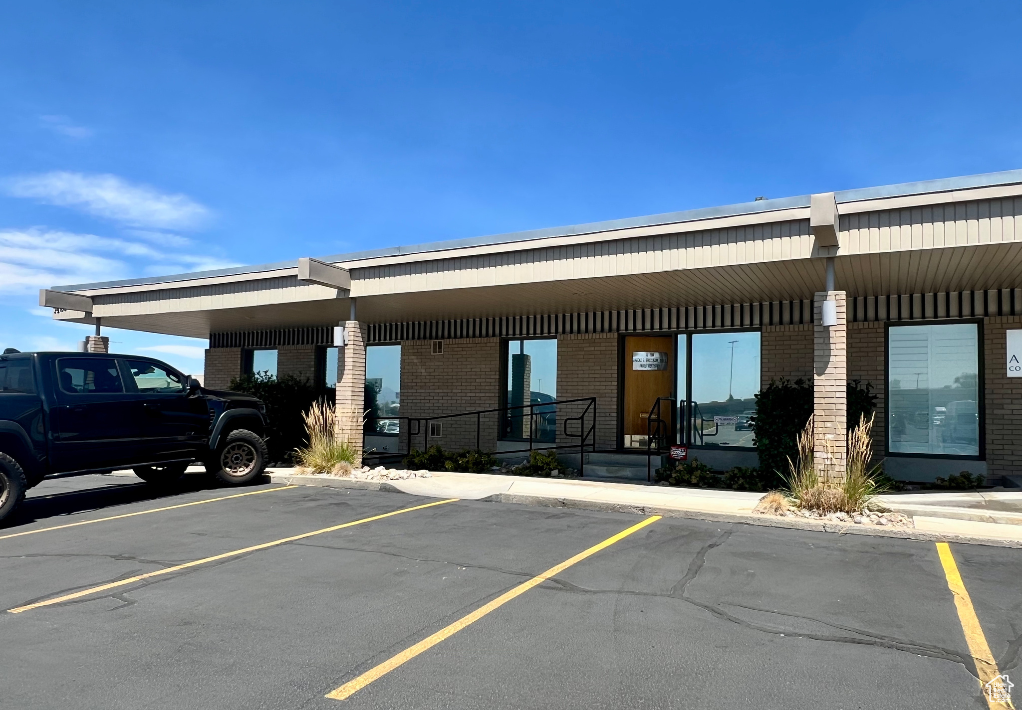 MURRAY COTTONWOOD MEDICAL CENTER - Commercial Sale