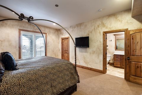 Tiny photo for 802 EAGLEPOINTE DR, North Salt Lake, UT 84054 (MLS # 2128908)