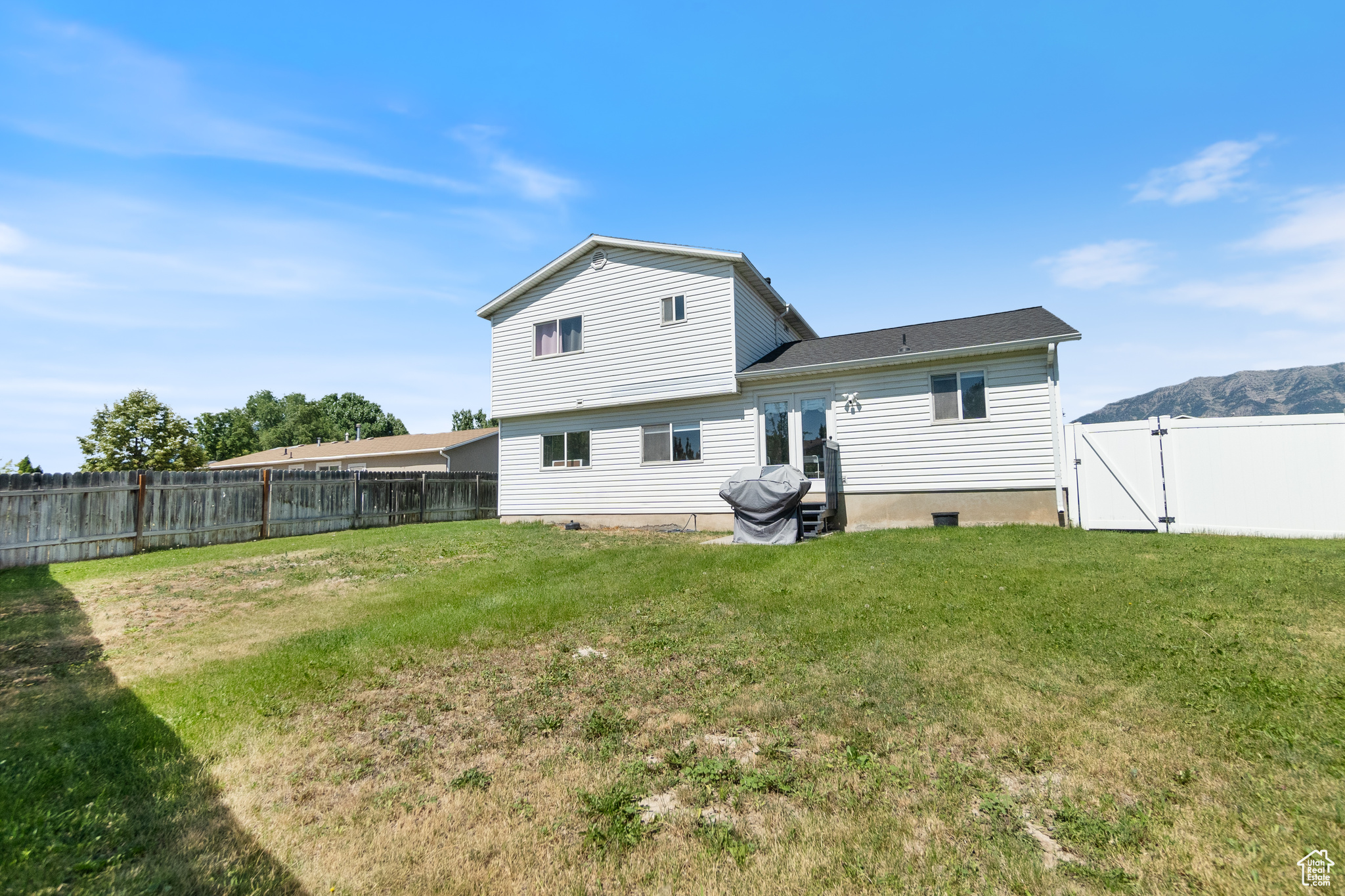 COUNTRY ESTATES - Residential