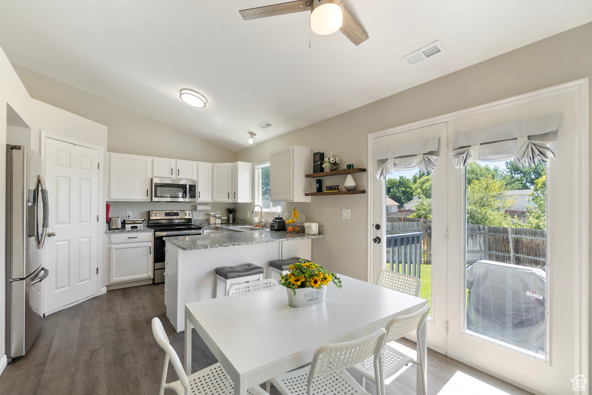 COUNTRY ESTATES - Residential