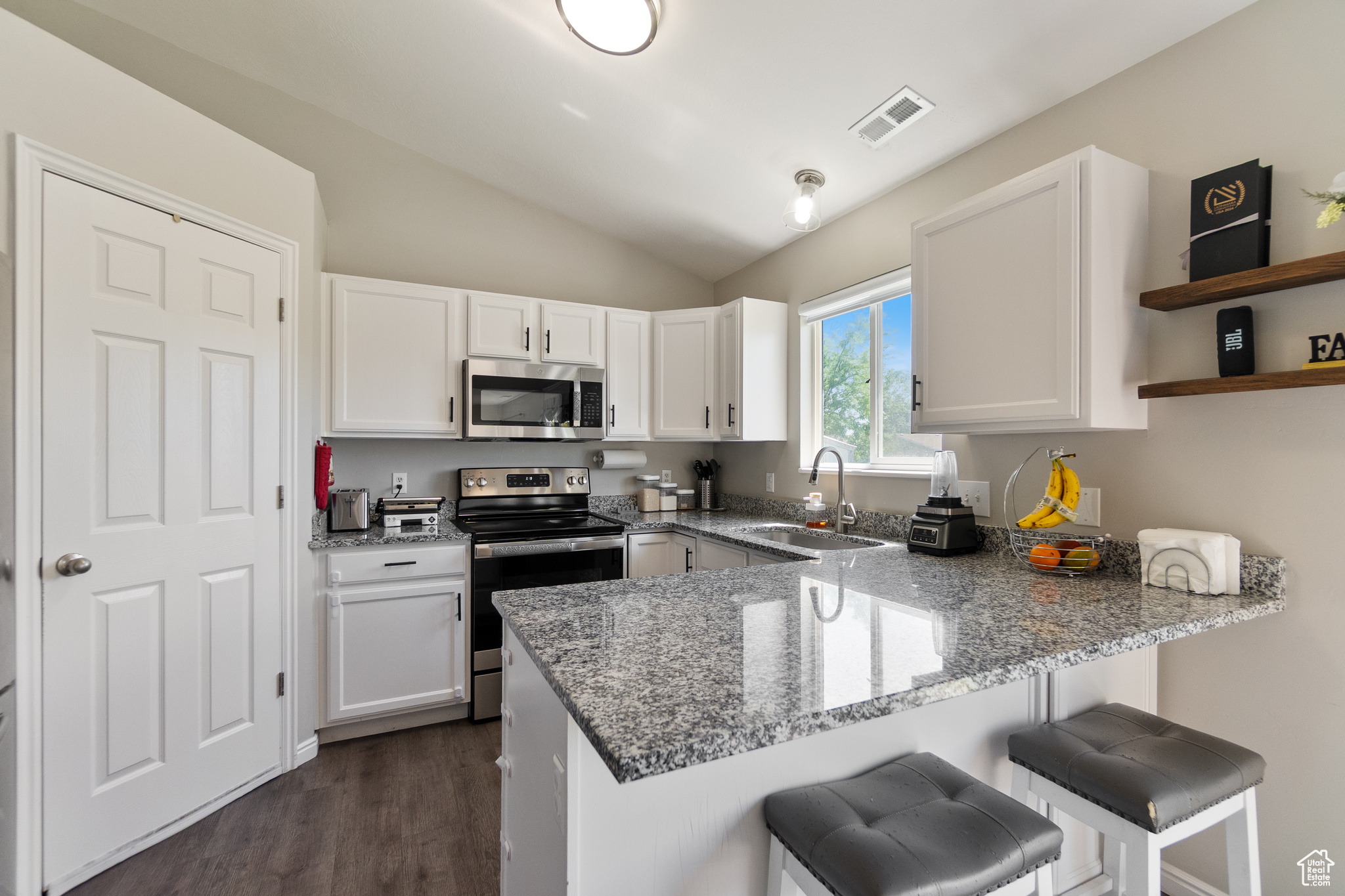 COUNTRY ESTATES - Residential