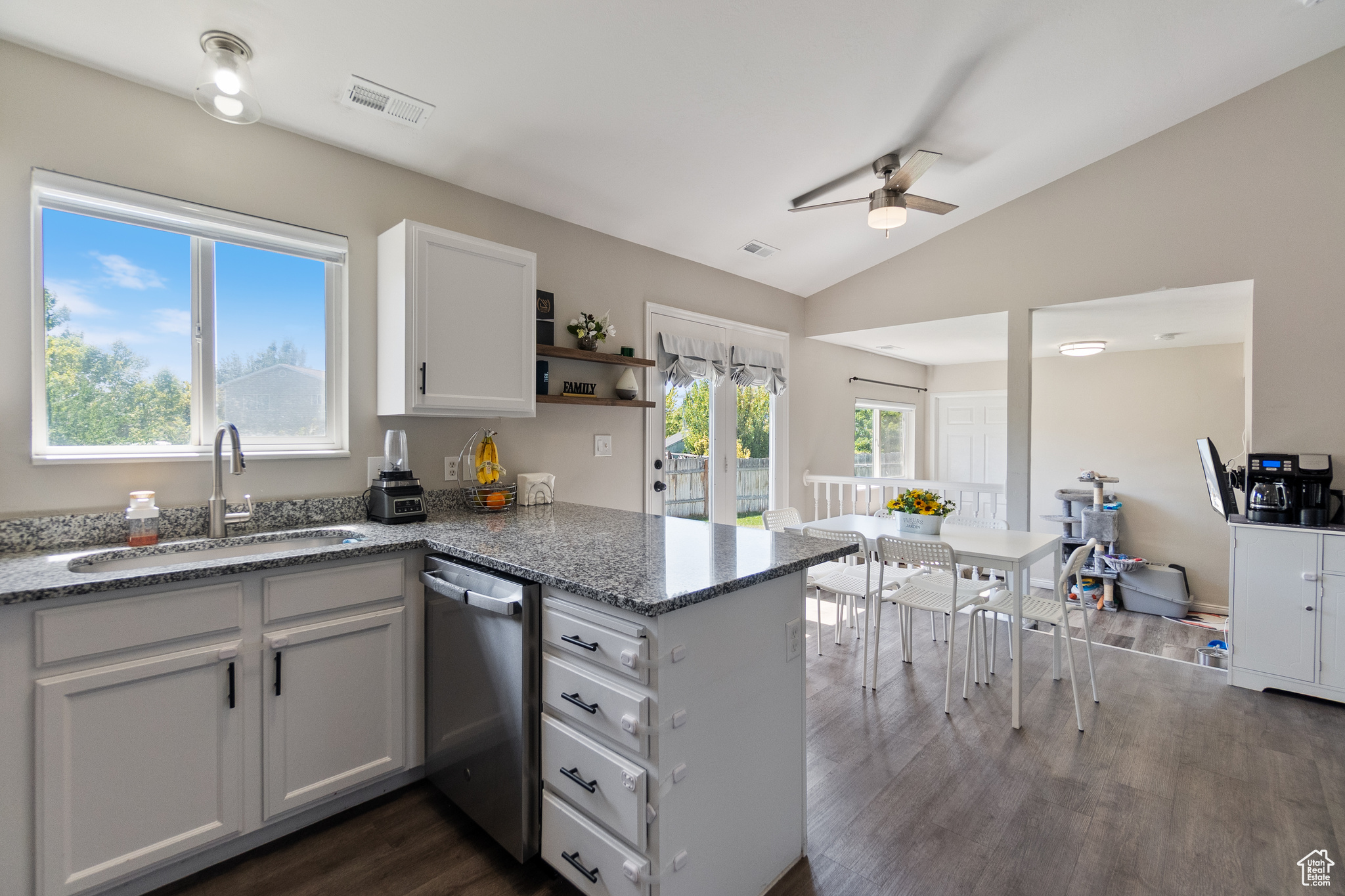 COUNTRY ESTATES - Residential