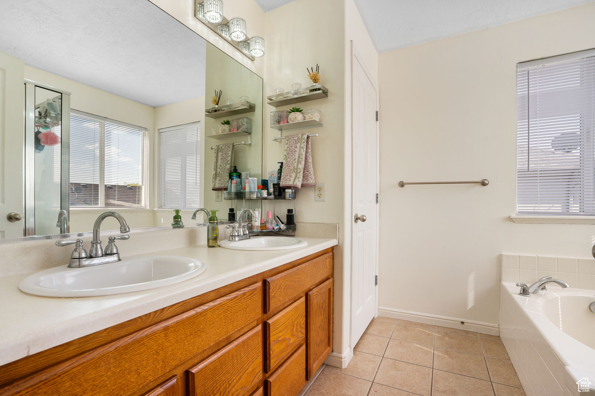 Eagle Mountain, Utah 84005, United States, 5 Bedrooms Bedrooms, ,3 BathroomsBathrooms,Residential,Active,105344