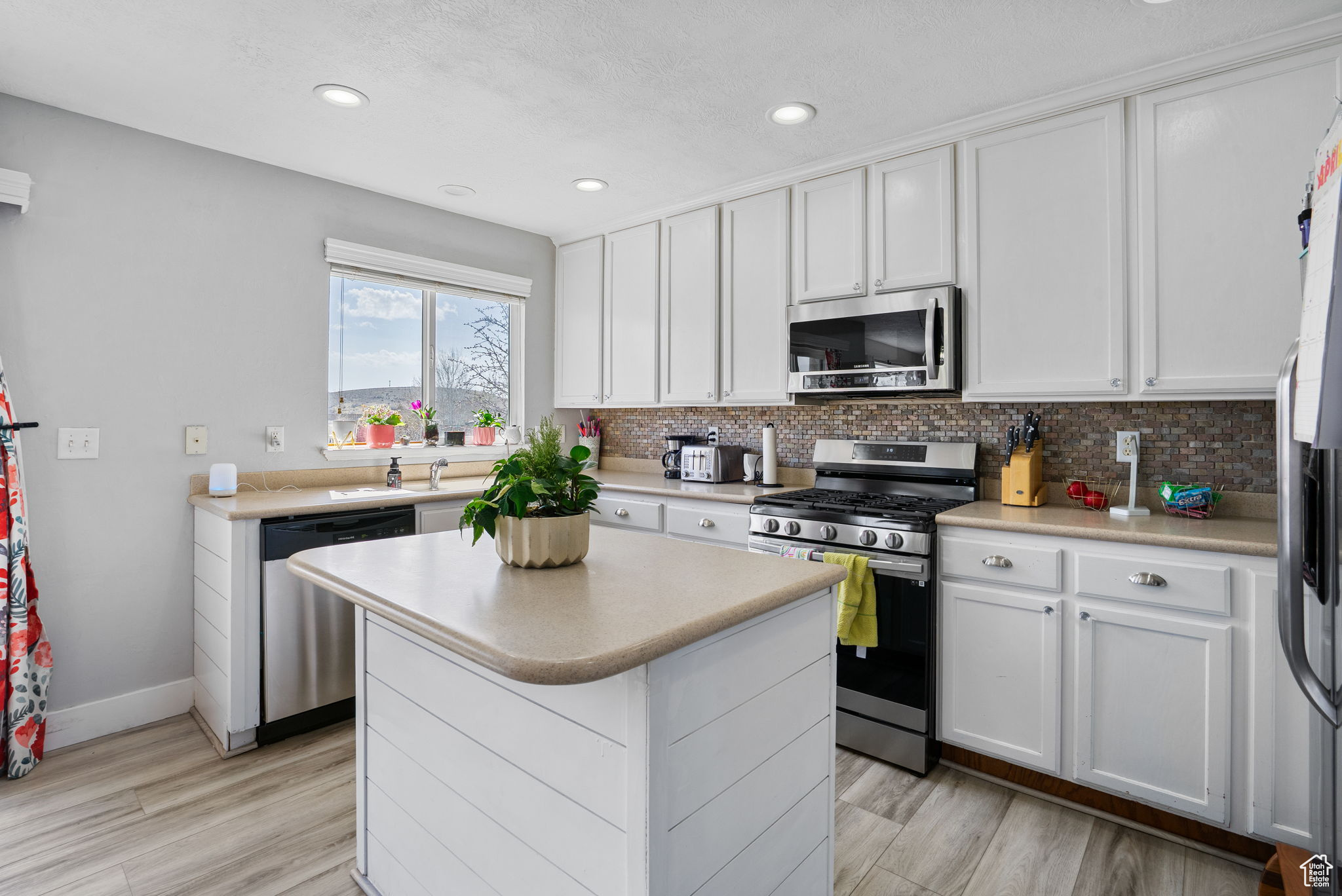 Eagle Mountain, Utah 84005, United States, 5 Bedrooms Bedrooms, ,3 BathroomsBathrooms,Residential,Active,105344