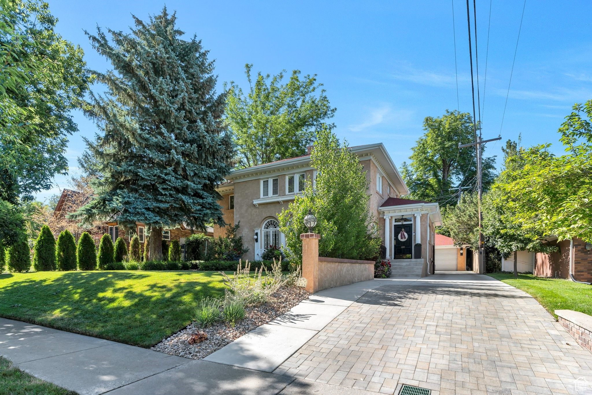 Main image without alt text