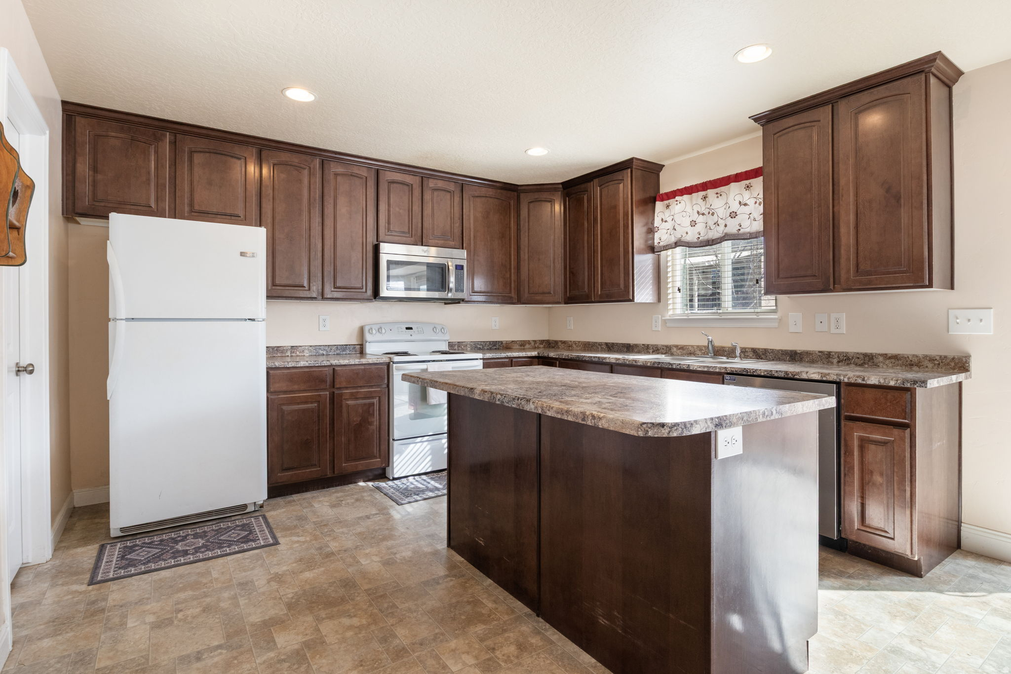 LONE TREE AT CIRCLE FIVE RANCH - Residential