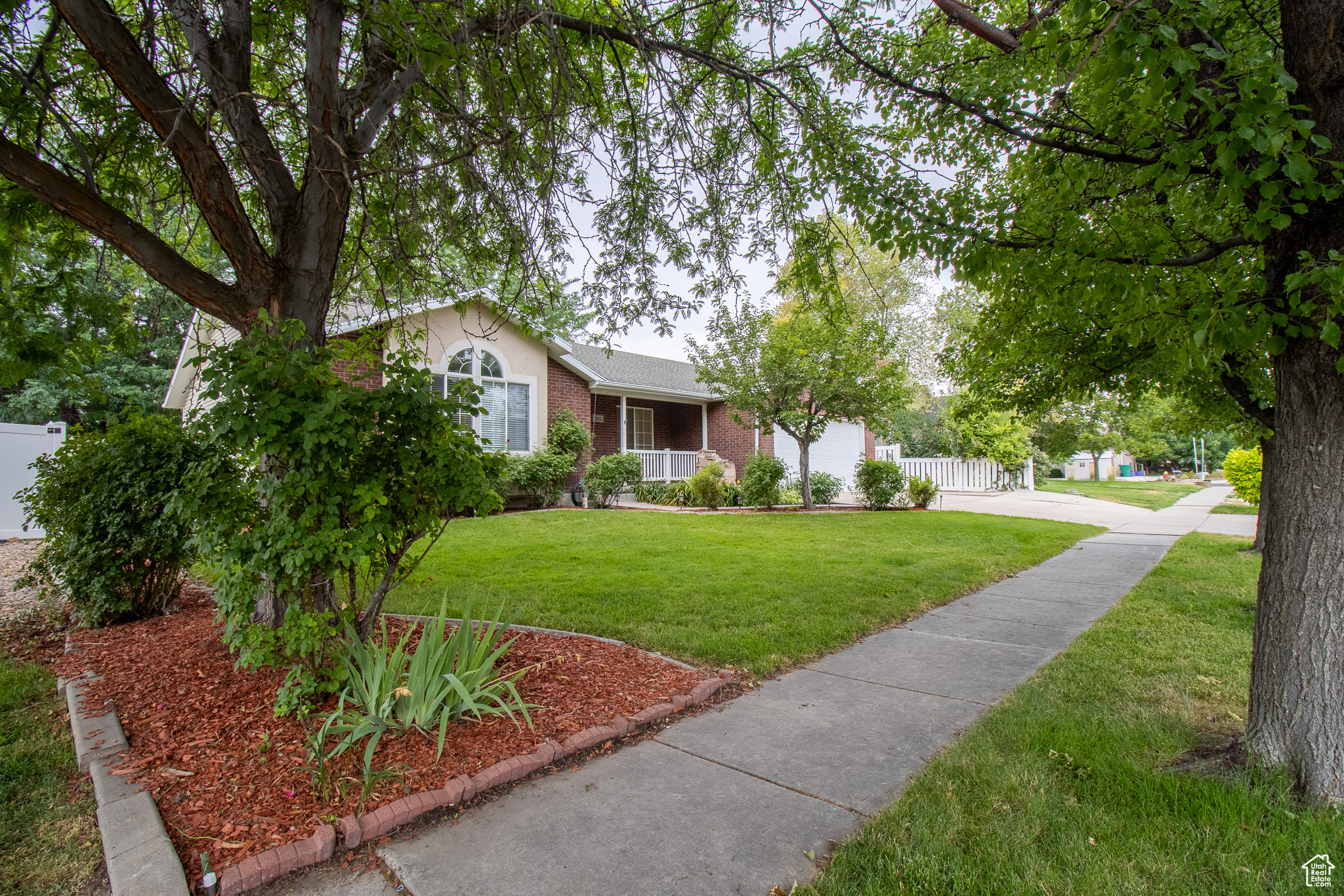 ANGEL CROSSING - Residential