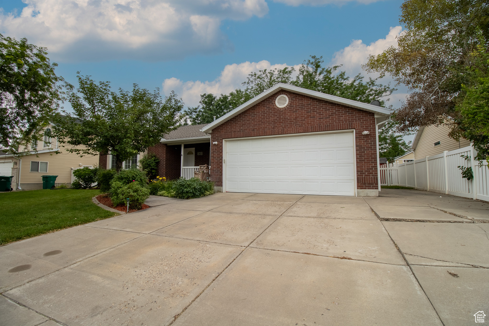 ANGEL CROSSING - Residential