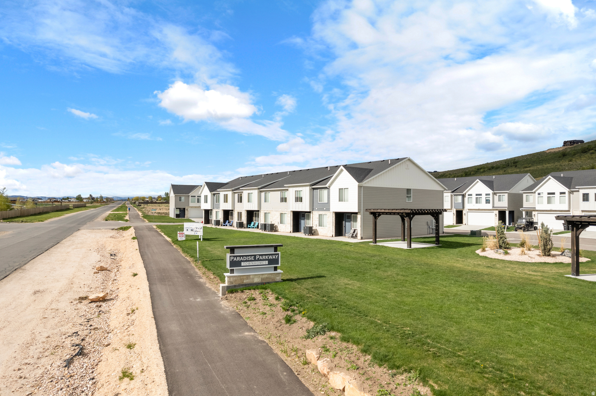 PARADISE PARKWAY - Land