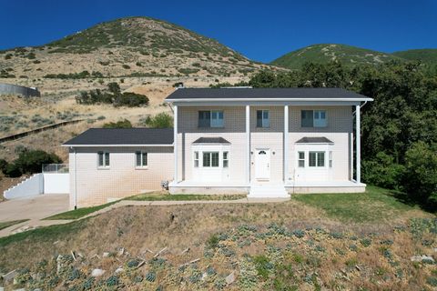 Photo of 1398 N OAKRIDGE DR, Centerville, UT 84014 (MLS # 2166476)