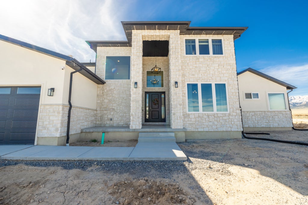 Photo of 873 W CHERRY LN, Grantsville, UT 84029 (MLS # 2182534)