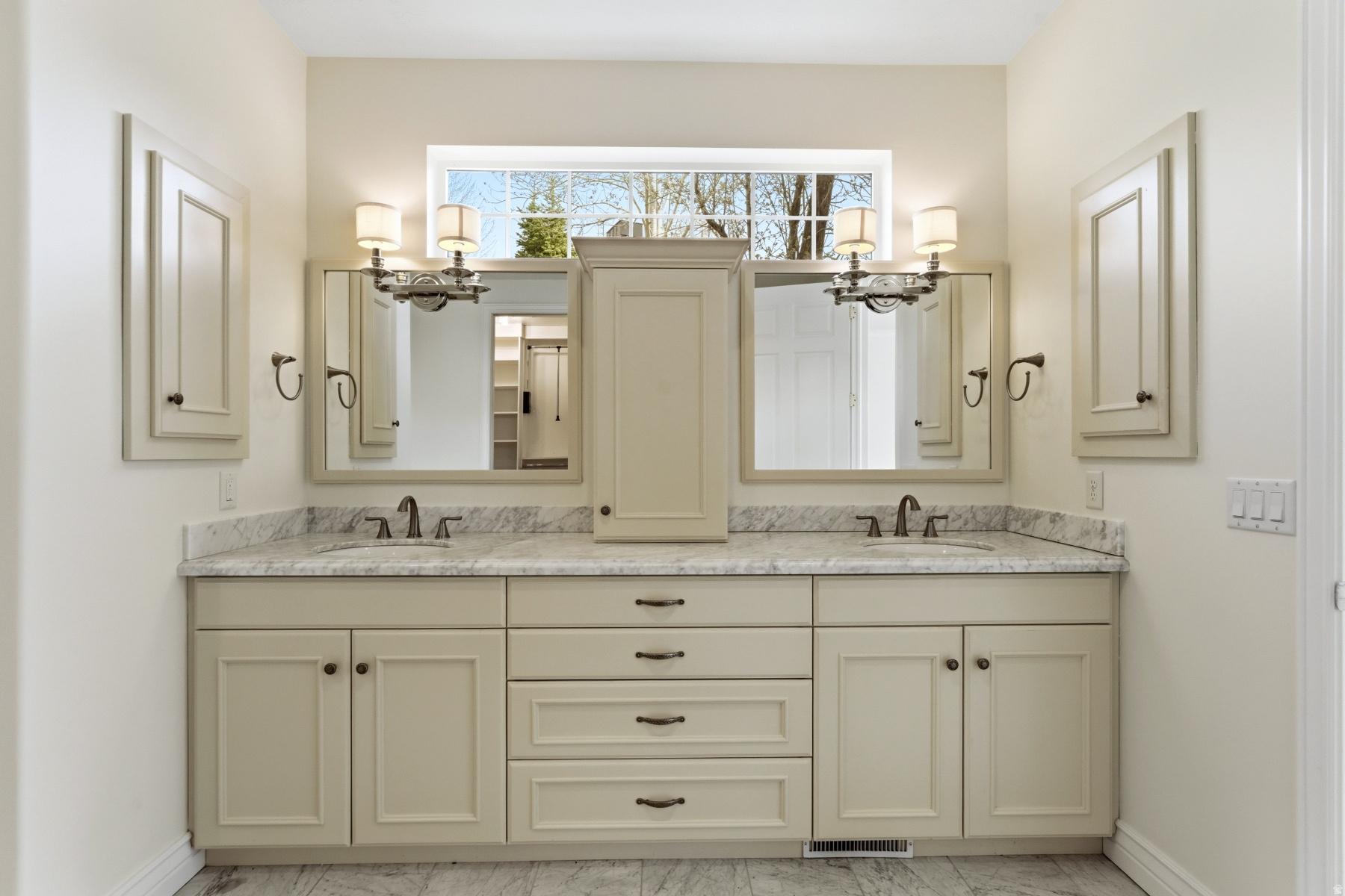 DUTCH FIELDS - Residential