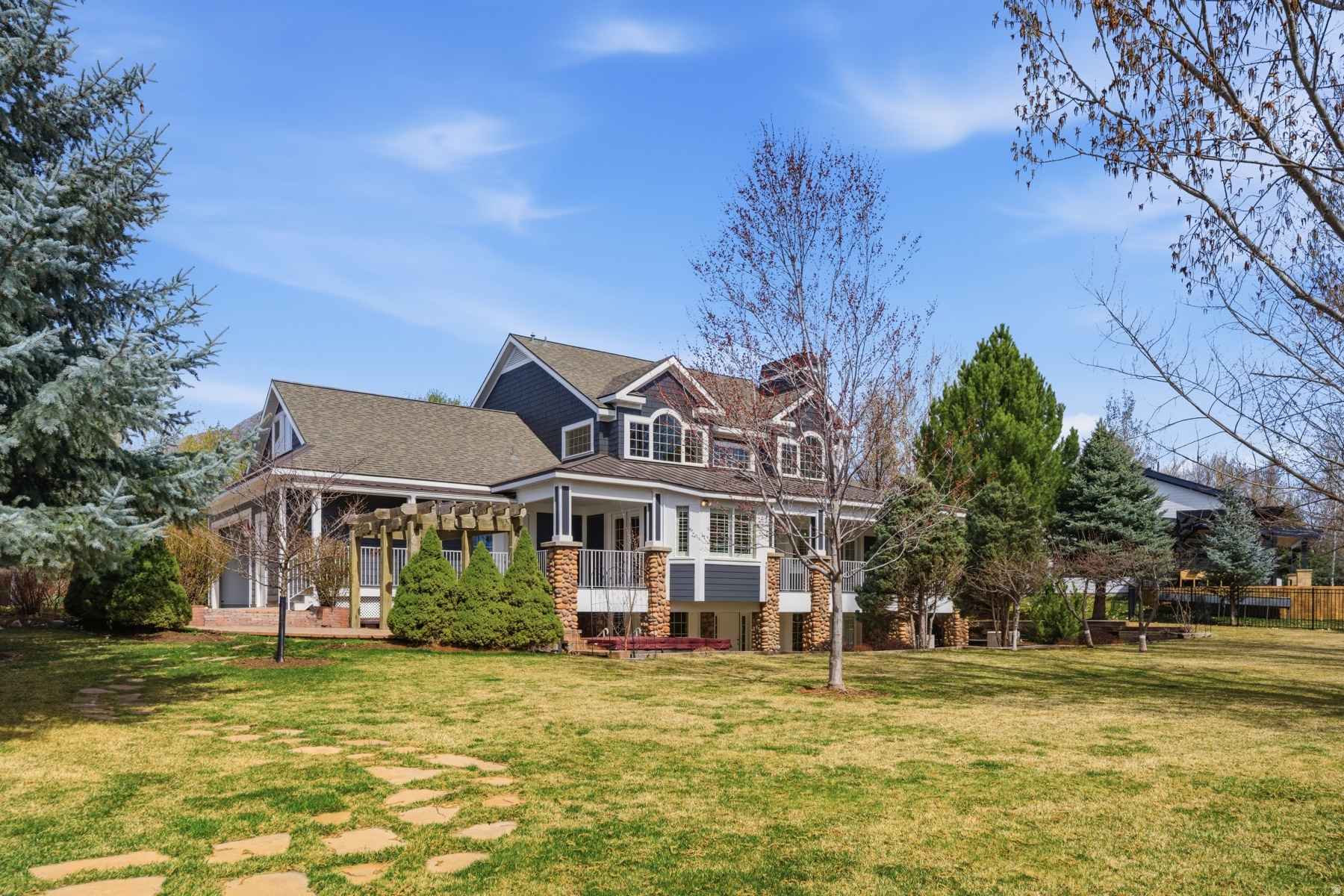 DUTCH FIELDS - Residential