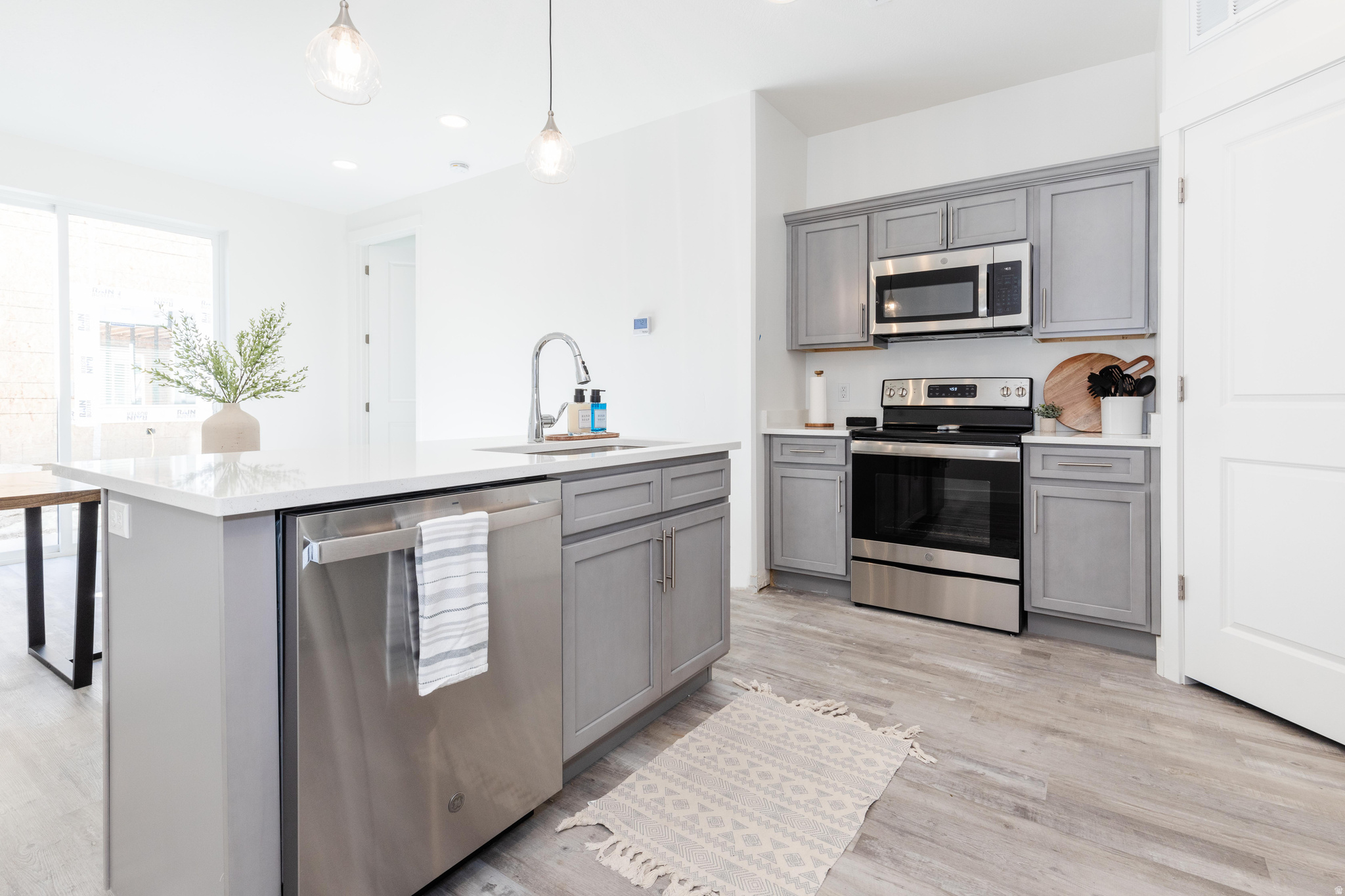 573 N RICHLAND VALLEY ST