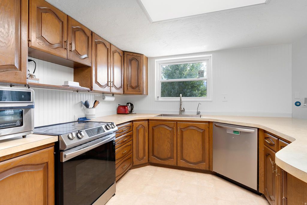 Photo of 88 W 700 S, Payson, UT 84651 (MLS # 2145110)