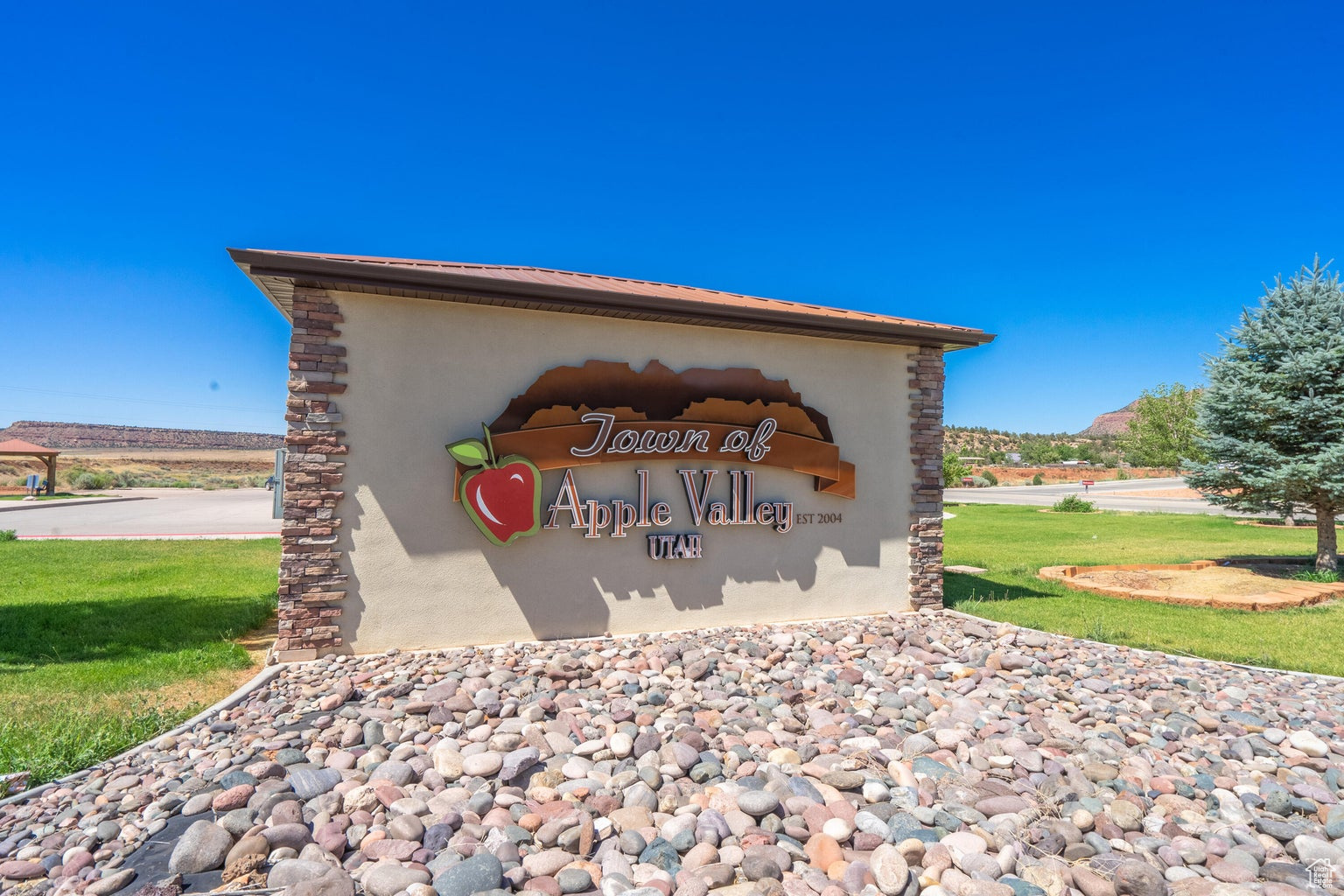 904 N Foothill Dr, Apple Valley, Utah image 1