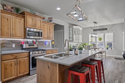 Tiny photo for 942 E 270 S, Santaquin, UT 84655 (MLS # 2127784)