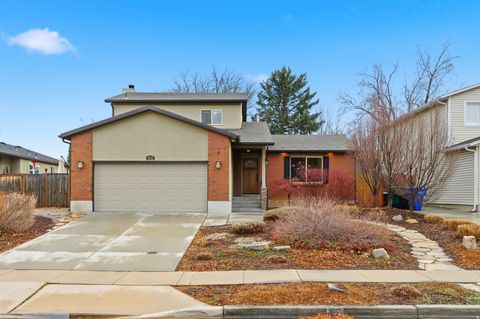 Photo of 1692 E ENSIGN CT, Cottonwood Heights, UT 84121 (MLS # 2129303)