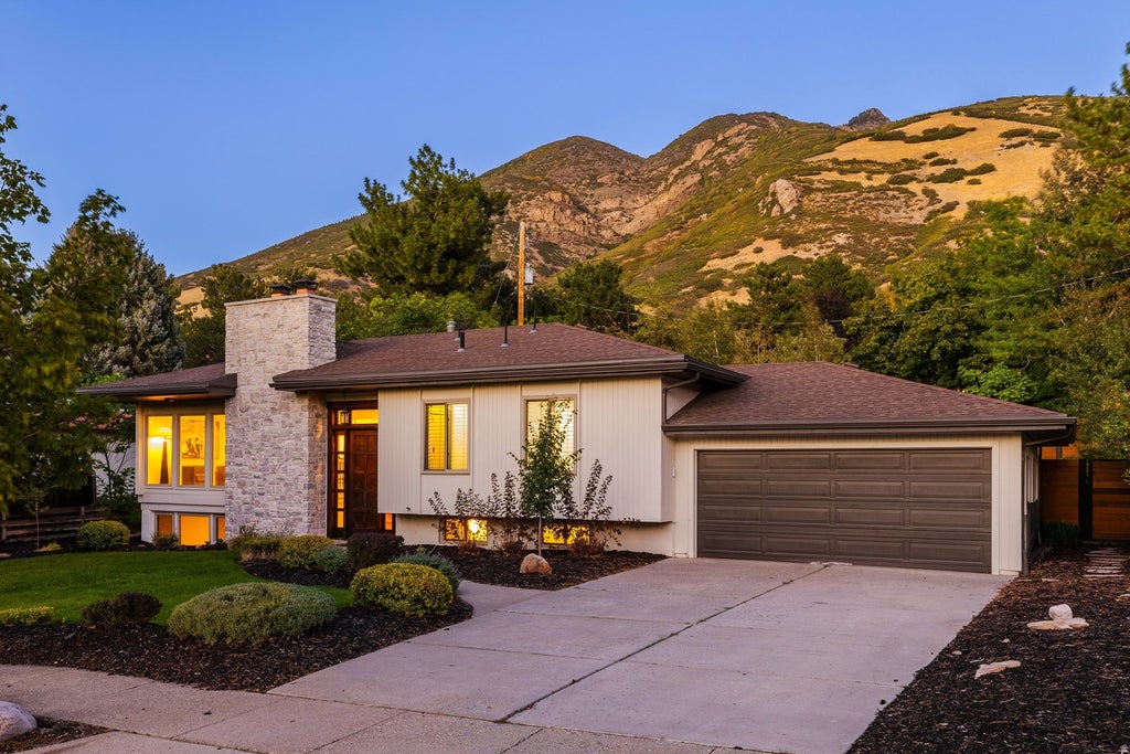 Photo of 8505 S KINGS COVE DR E, Salt Lake City, UT 84121 (MLS # 2186534)