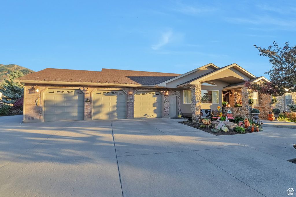 Photo of 1040 E CANYON RD, Hyde Park, UT 84318 (MLS # 2110498)